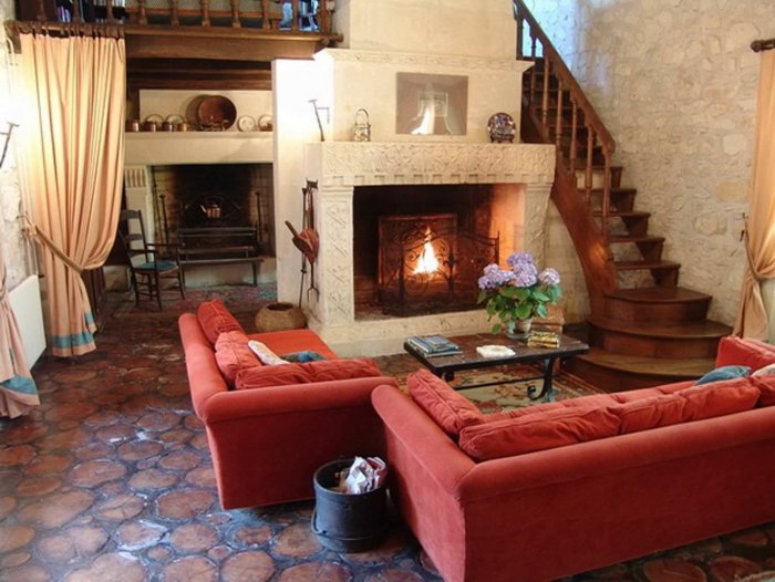 Интерьер гостиной с камином и лестницей