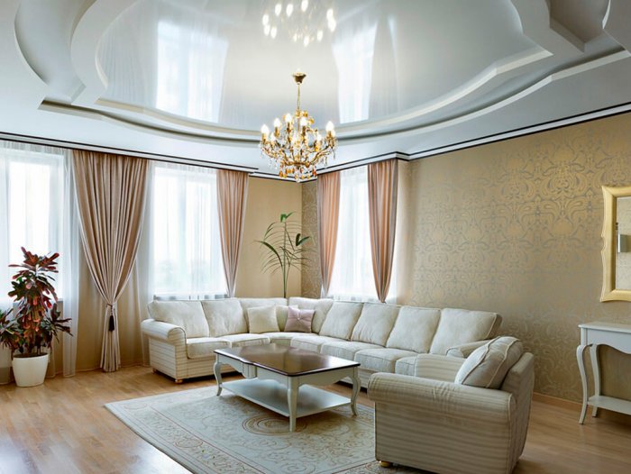 Натяжной потолок в гостиной