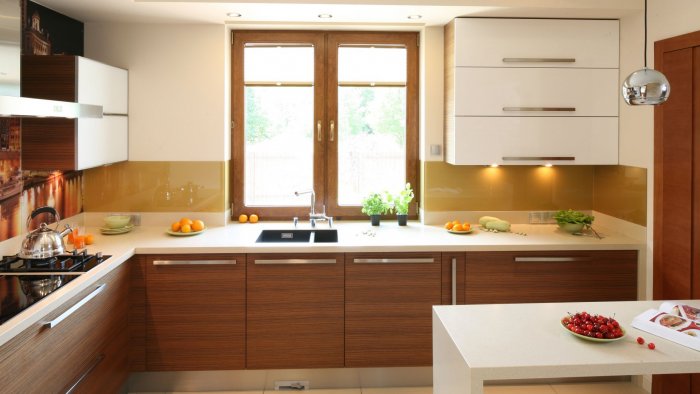 Угловая кухня в теплых тонах