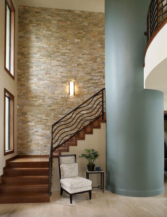 Декоративный камень на лестнице