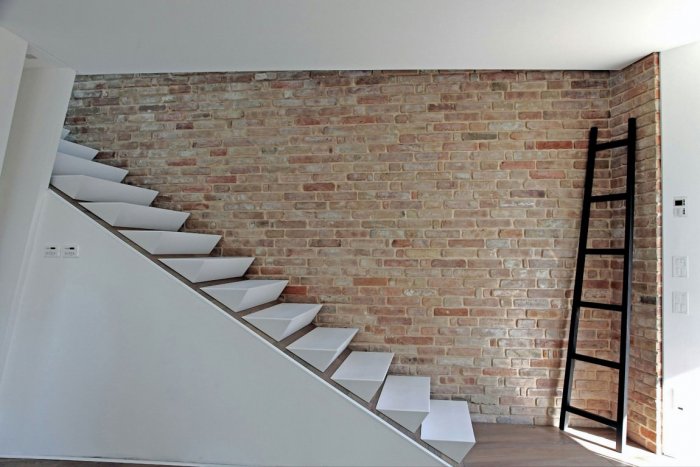 Лестница вдоль стены