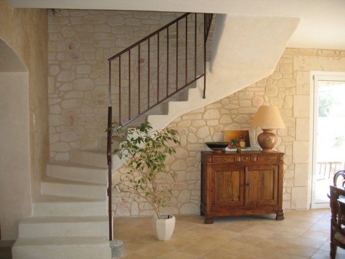 Декоративный камень в интерьере лестницы