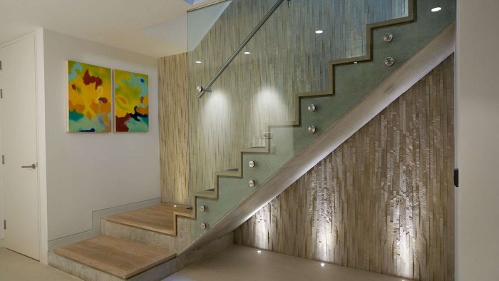 Отделка стен лестничного марша