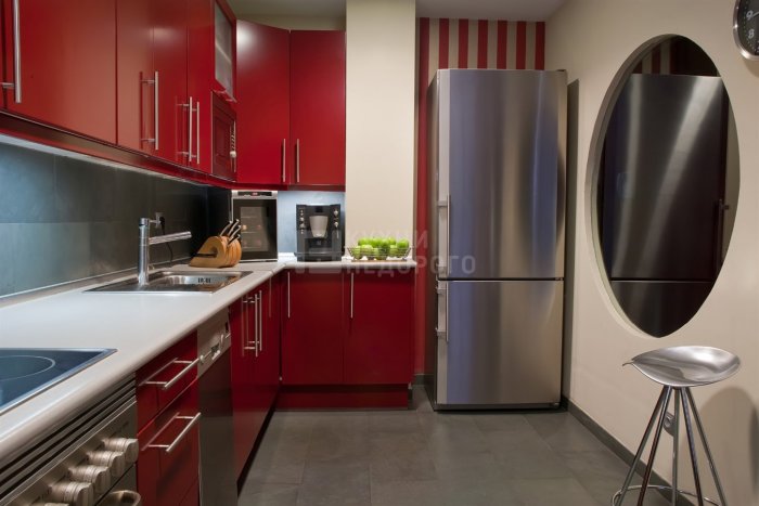 Стальной холодильник в интерьере