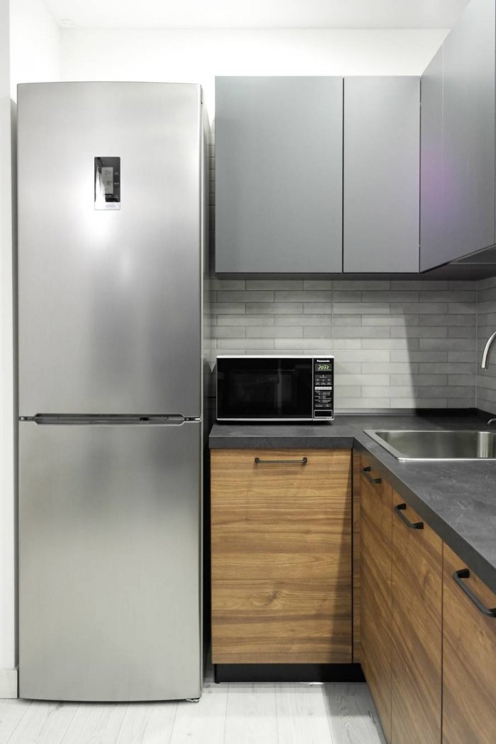 Кухня с серым холодильником