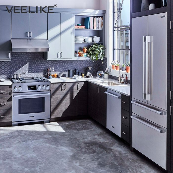 Холодильник в интерьере кухни