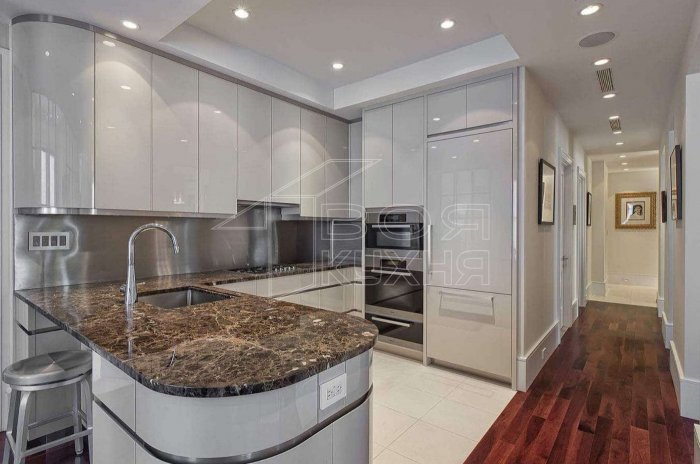 Кухня с большим холодильником