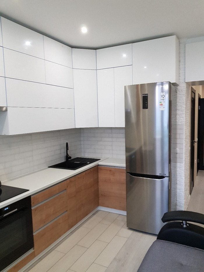 Кухня со стальным холодильником