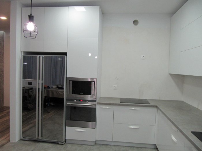 Серебристый холодильник на белой кухне