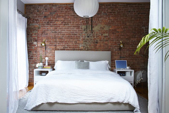 Лофт спальня рыжий кирпич