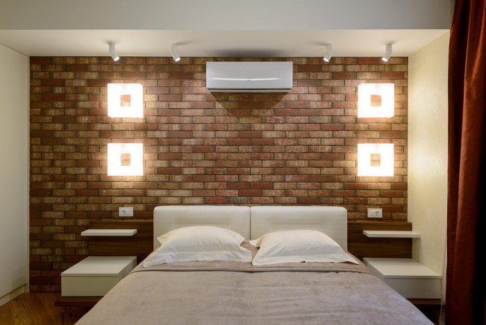 Светильники на кирпичной стене