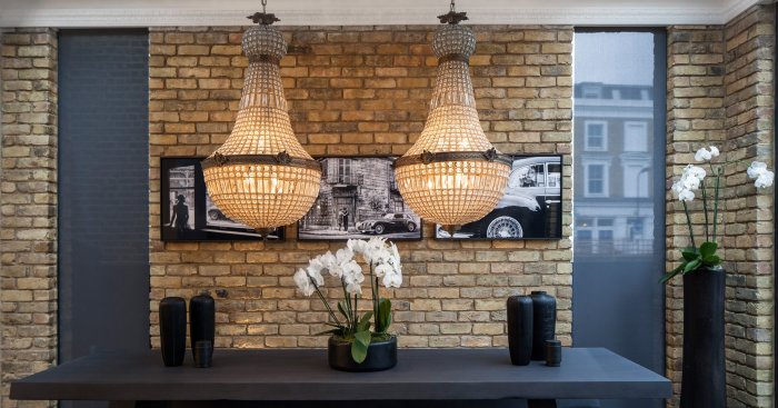 Кирпичная стена с хрустальной люстрой