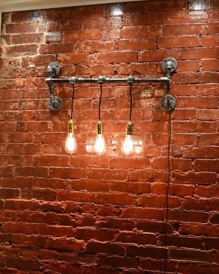 Кирпичная стена с подсветкой