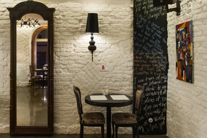 Декоративная штукатурка и кирпич в интерьере