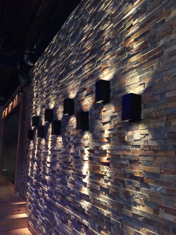 Декоративная кирпичная стена с подсветкой