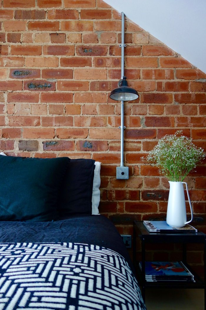 Освещение кирпичной стены в интерьере