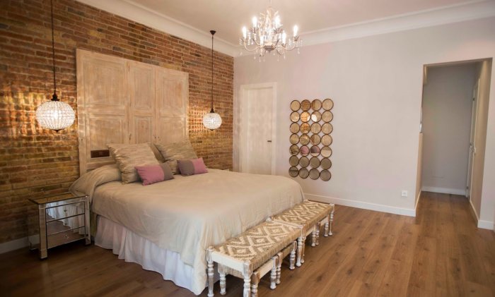 Кирпичная стена в изголовье кровати