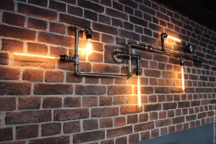 Настенные светильники на кирпичной стене