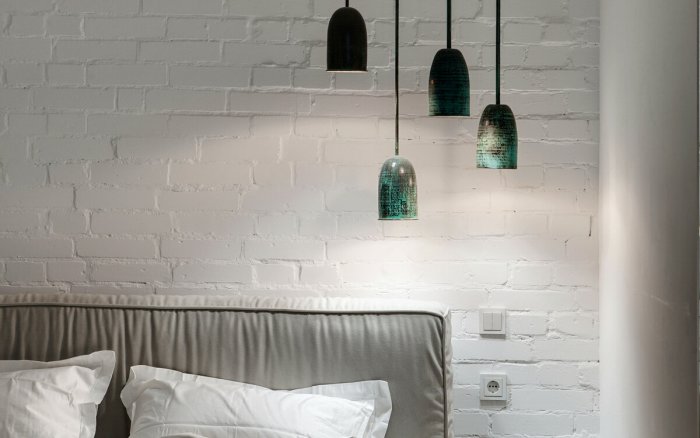 Бра на белой кирпичной стене в интерьере