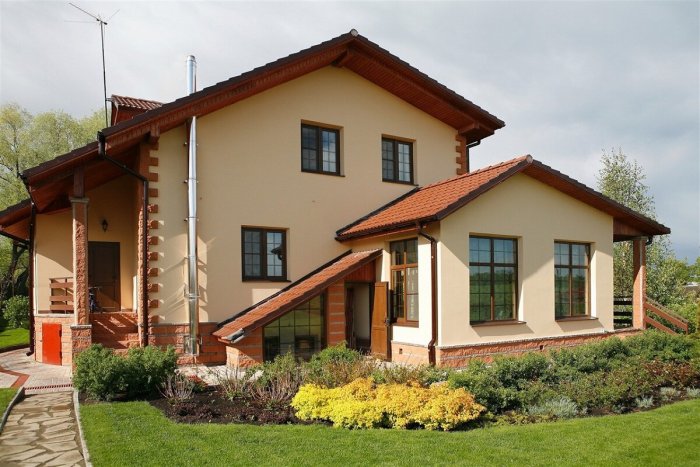 Двухэтажный деревенский дом