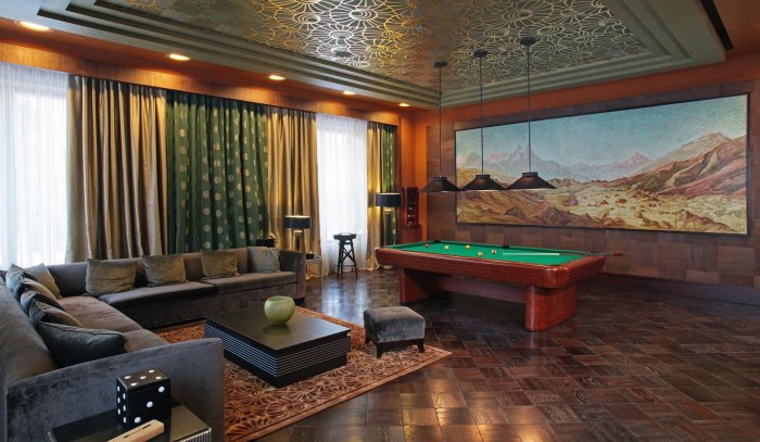 Гостиная с бильярдом и камином