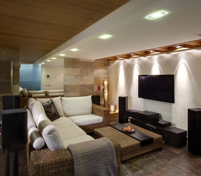 Интерьер домашнего кинотеатра в загородном доме