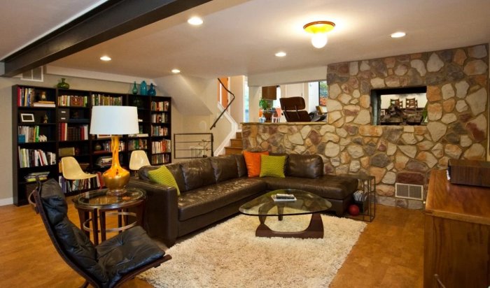 Интерьер гостиной в подвале