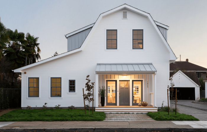 Дом с белым фасадом