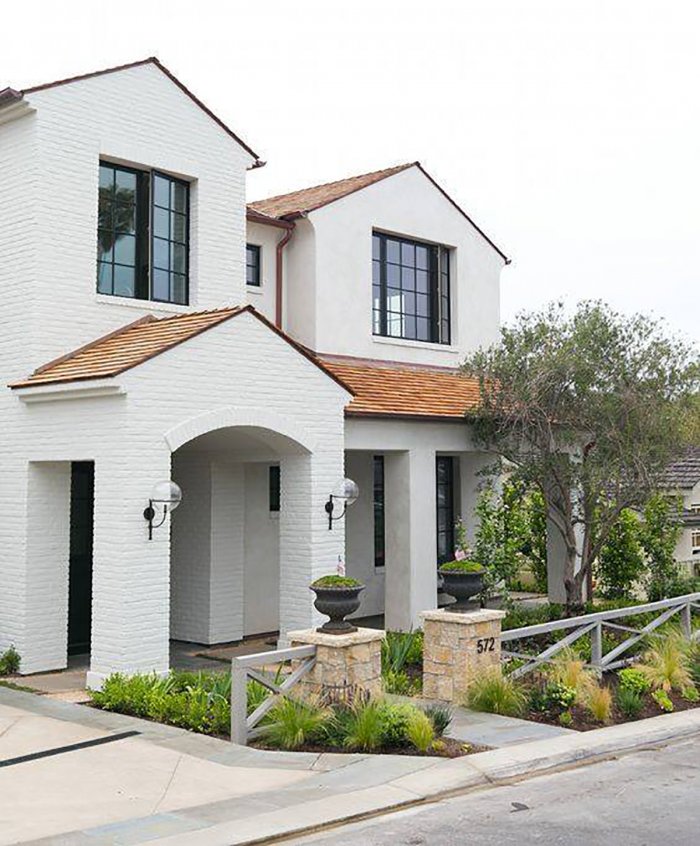 Дом с белым фасадом