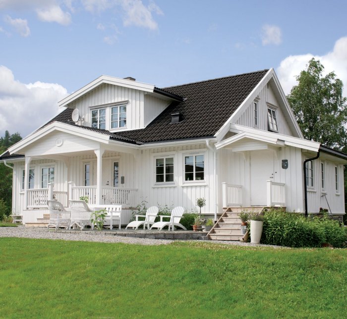 Белый фасад дома