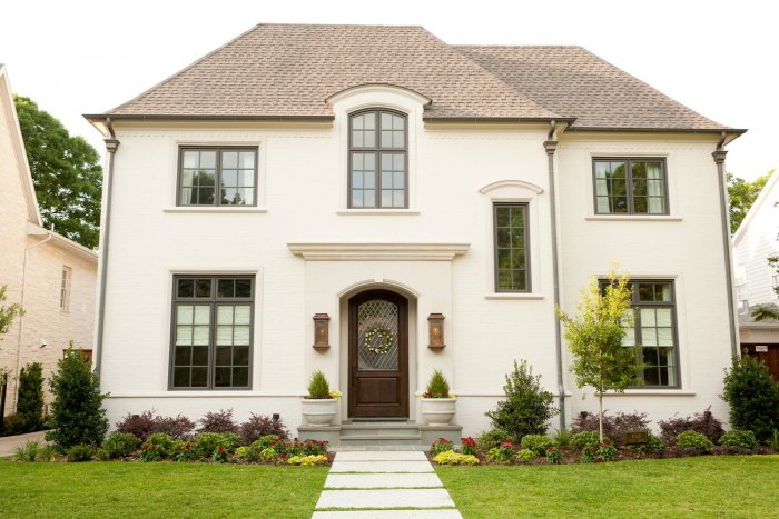 Дом в светлых тонах фасад