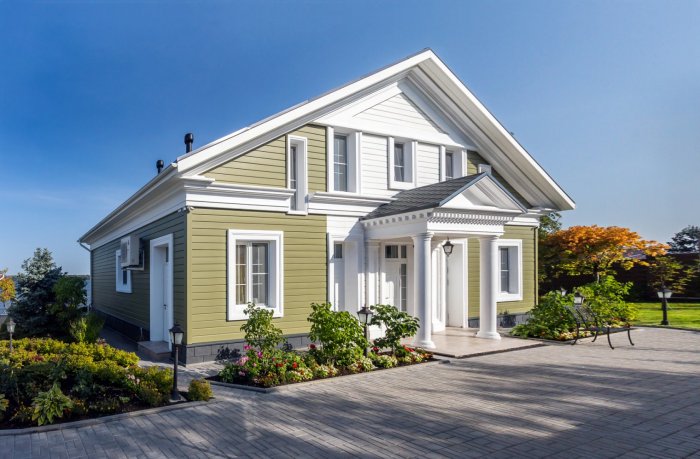 Светло серый дом