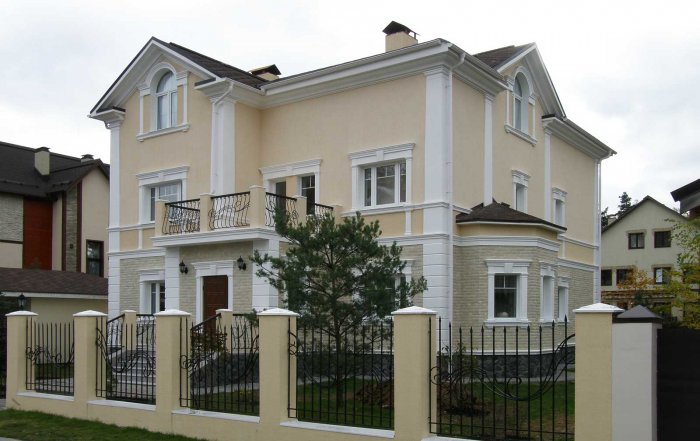 Дом с белой штукатуркой