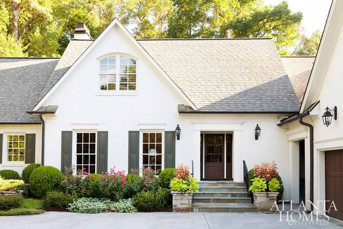 Белый дом в стиле Прованс фасад