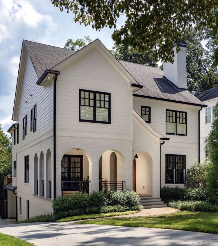 Дом с белым фасадом