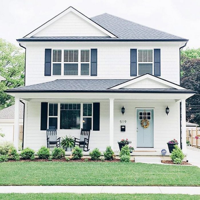 Белый фасад дома