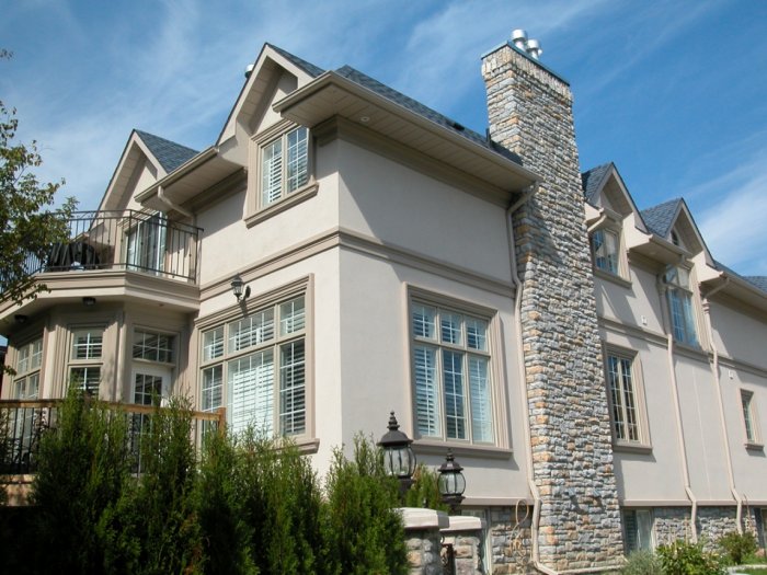 Светлый фасад дома