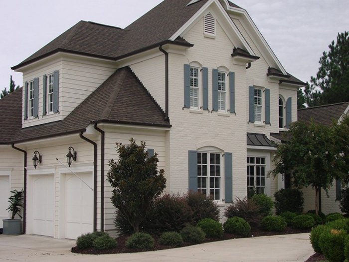 Белый домик с коричневой крышей