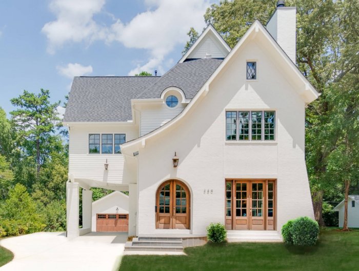 Дом с белым фасадом