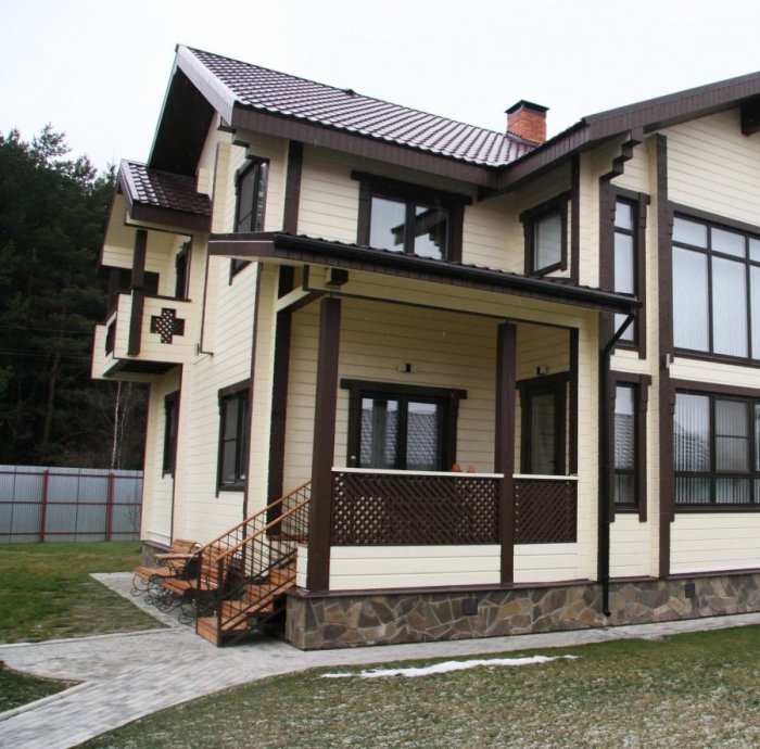 Дом с темными окнами