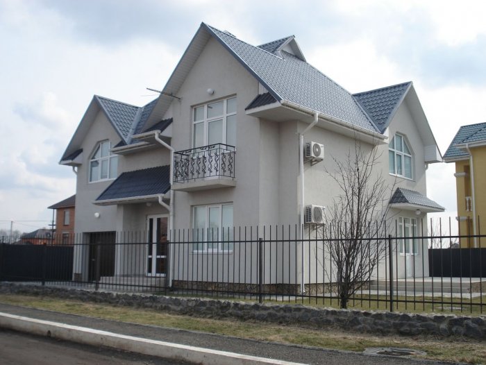 Серая крыша дом оштукатуренный