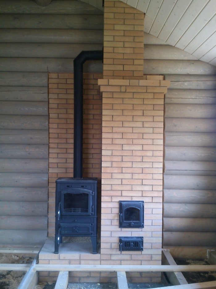Чугунный камин с кирпичным дымоходом