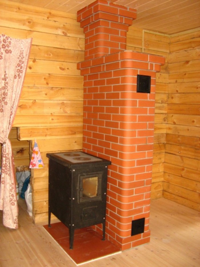 Кирпичный щиток для металлической печи