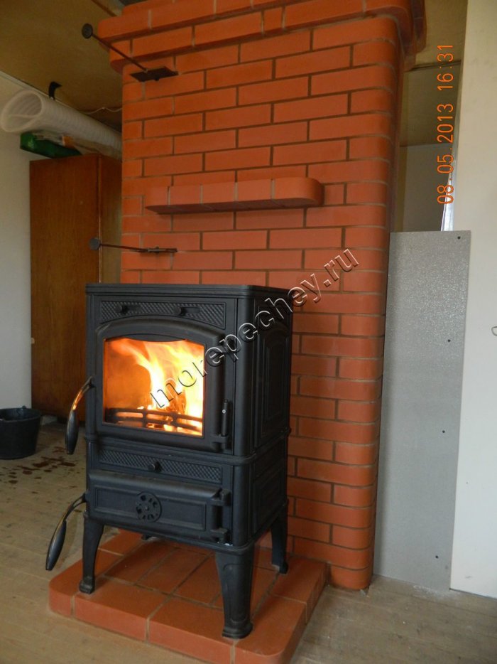 Печь-камин Jotul c отопительным щитком