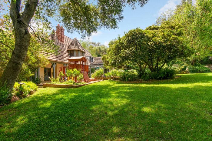 Красивый дом с участком