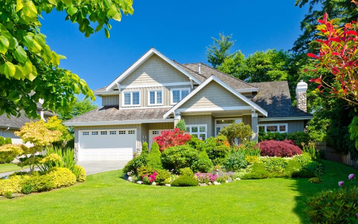 Красивый дом с садом