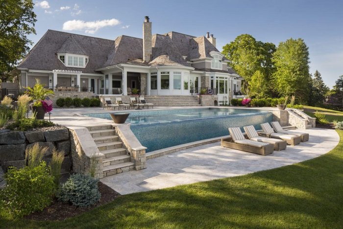 Красивый особняк с бассейном