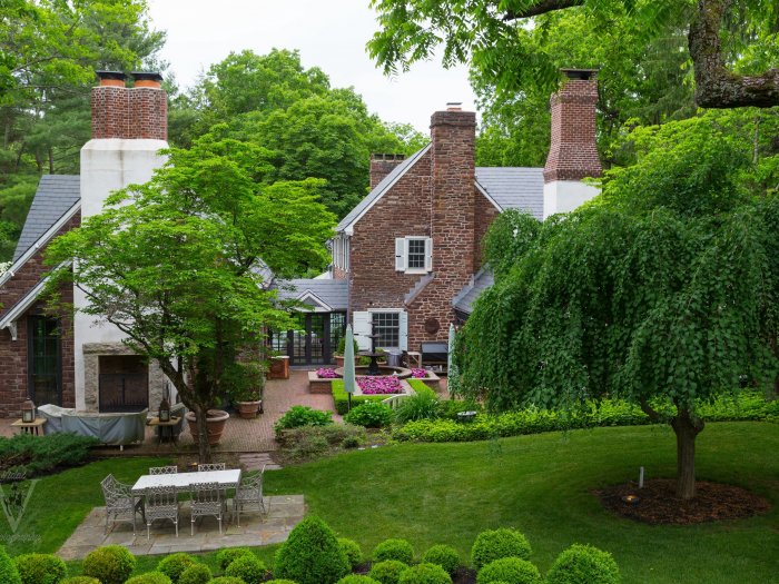 Красивый дом с садом