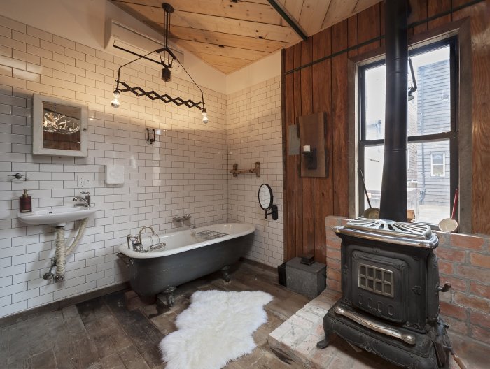 Комната с печкой в стиле лофт