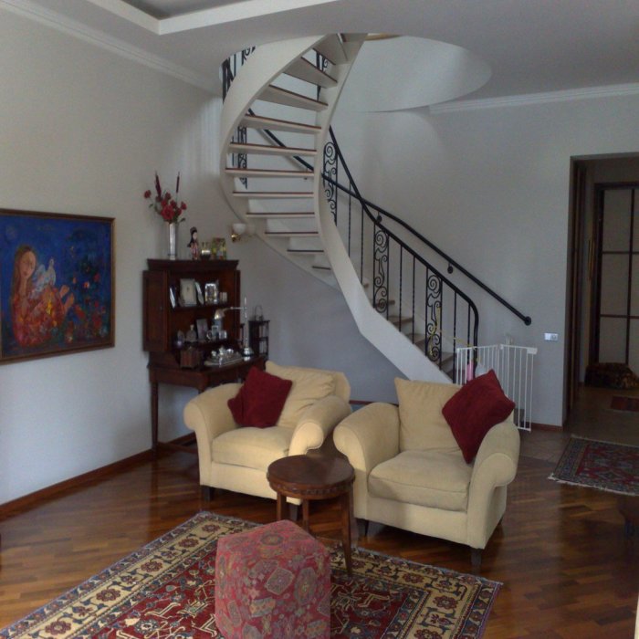 Лестница в гостиной